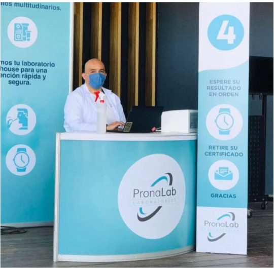 Image where it displays a lab expert in a kiosk inside a Resort in Cancún.